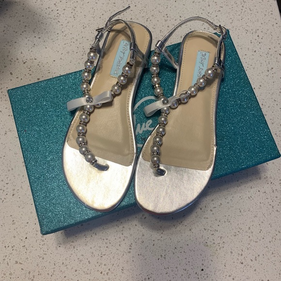 BLUE by Betsey Johnson Sandals SB PEARL SIL METAL - Picture 1 of 3